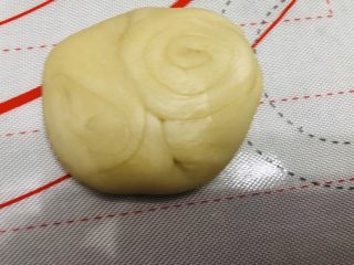 15、酥到掉渣的豆沙蛋黄酥，你要来一个吗？,拿一个面团，按压中间，向中间压扁，擀开。