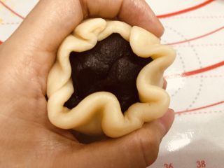 16、酥到掉渣的豆沙蛋黄酥，你要来一个吗？,包起刚才做好的豆沙蛋黄馅，包裹起来向上收口。