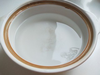 2、玉米渣粥,先把锅中加半锅水烧开。