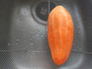 3、玉米渣粥,红薯去皮洗干净切成小块。