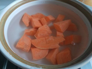 4、玉米渣粥,放入锅中煮开。