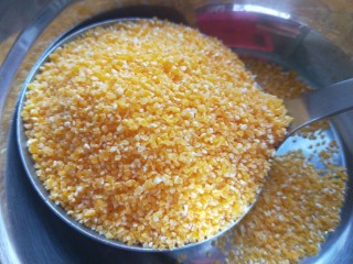 5、玉米渣粥,玉米渣一勺洗干净。