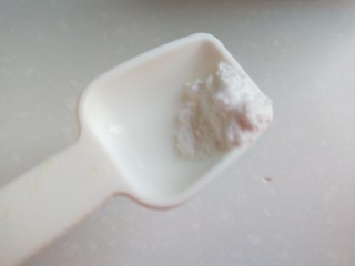 6、玉米渣粥,加入适量食用碱。