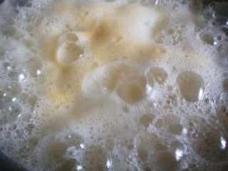 7、玉米渣粥,放入锅中熬制。