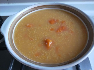 8、玉米渣粥,熬制粘稠即可。