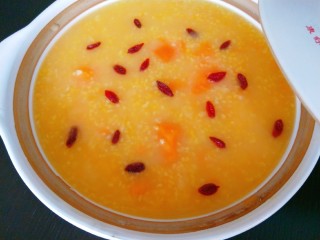 9、玉米渣粥,放入洗干净的枸杞。