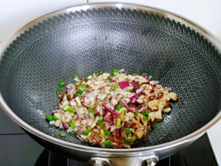5、肉酱拌面,起油锅，加入洋葱煸炒，再加入香菇煸炒。