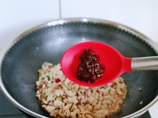 8、肉酱拌面,再加入豆瓣酱，豆瓣酱没有要求，选用自己平时用的豆瓣酱都可以。