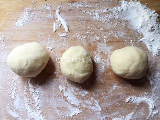 5、红糖芝麻千层饼,随后摘成3个剂子。