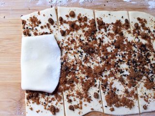 9、红糖芝麻千层饼,然后上翻。