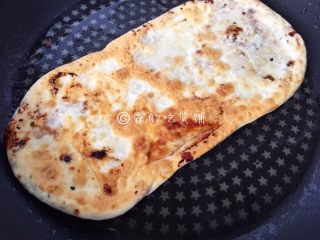 13、红糖芝麻千层饼,一面煎金黄后翻面继续煎，一直到煎熟。