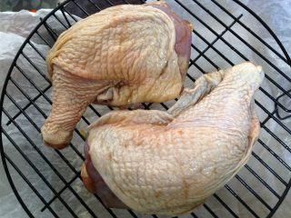 6、蜜汁叉烧烤鸡腿,腌好的鸡腿取出,恢复室温,放入烤架(底下放烤盘,我垫了油纸,这样好清理)