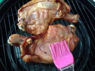 10、蜜汁叉烧烤鸡腿,15分钟后翻面,刷少许蜜汁