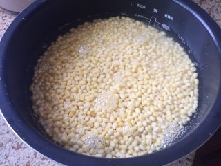 2、家庭自制绿豆糕,加入适量的水，水的量不宜多，稍微少点