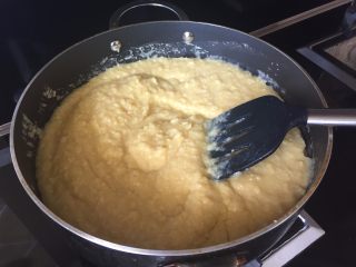 5、家庭自制绿豆糕,把绿豆泥，放入平底不粘锅中，小火，慢熬；