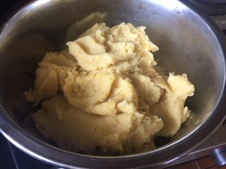 8、家庭自制绿豆糕,然后，把绿豆泥，取出，放入一个盆里，无水无油的盆，待凉；