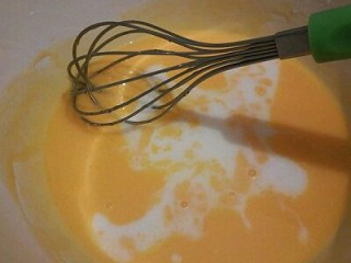 2、绿色美食+抹茶戚风蛋糕,再加入牛奶，一样搅拌均匀