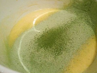 3、绿色美食+抹茶戚风蛋糕,搅拌好了以后，加入提前筛好的抹茶粉和低筋面粉拌匀，拌的时候用打蛋器呈z字形状轻轻的来回搅动，不要转圈搅拌，以免起筋