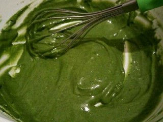 4、绿色美食+抹茶戚风蛋糕,这是搅拌好的蛋黄糊