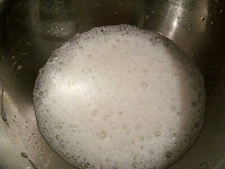 5、绿色美食+抹茶戚风蛋糕,蛋清中加了3滴新鲜柠檬汁，用电动打蛋器高速打发，打发成这样大的鱼眼泡，就可以加入三分之一糖粉，