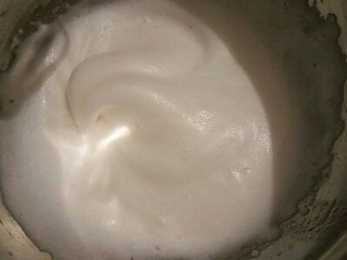 6、绿色美食+抹茶戚风蛋糕, 接着再用电动打蛋器继续高速打发，当蛋清泡沫消失，变得细腻顺滑的时候就可以再加入另外的三分之一糖粉