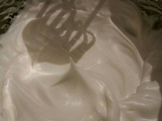 8、绿色美食+抹茶戚风蛋糕, 将蛋白打发到干性发泡的状态（提起打蛋器后，蛋白拉出直立的尖角）。就可以了！