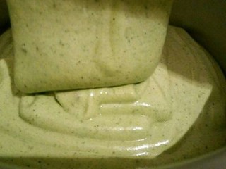 11、绿色美食+抹茶戚风蛋糕,搅拌好的面糊很顺滑，