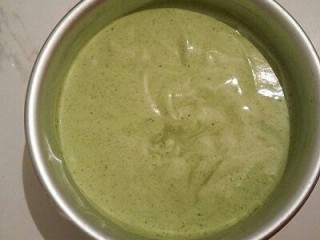 12、绿色美食+抹茶戚风蛋糕,倒入模具，振出大气泡