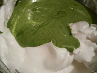 10、绿色美食+抹茶戚风蛋糕,将拌匀的面糊倒入剩余的蛋白里，再次翻拌均匀即成戚风蛋糕面糊。