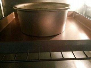 13、绿色美食+抹茶戚风蛋糕,将蛋糕模放入预热好的烤箱，上下火130度，中层（我的烤箱只有3层），烤45-50分钟。