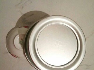 15、绿色美食+抹茶戚风蛋糕, 将出炉的蛋糕，垂直震一下，立即倒扣在烤网上或者2个碗中间，直到完全冷却。一定要自然凉透了再脱模。