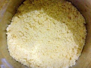 2、葡萄奶酥,把面粉和黄油混合均匀。