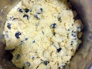 3、葡萄奶酥,倒入葡萄干，并搅拌均匀