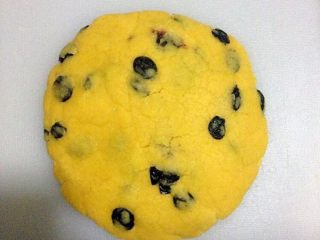 5、葡萄奶酥,把面团放在案板上压扁