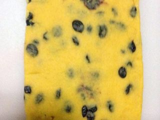 6、葡萄奶酥,用擀面杖擀成厚约1CM的面片，8、用刀切去四周不规整的部分，将面片修整成长方形