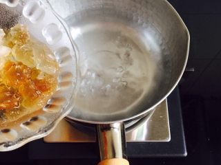 5、木瓜牛奶炖桃胶,雪平锅加入600ml饮用水大火烧开倒入桃胶煮五分钟转中火煮十五分钟