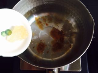 6、木瓜牛奶炖桃胶,放入黄冰糖