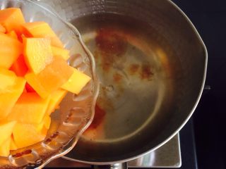 7、木瓜牛奶炖桃胶,倒入木瓜