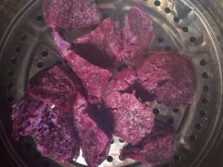 3、剩米饭紫薯泥卷,放入蒸锅蒸20分钟左右。