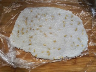 11、剩米饭紫薯泥卷,把保鲜袋撕开。