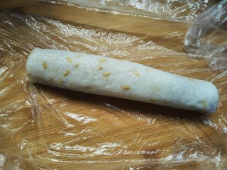 17、剩米饭紫薯泥卷,把卷好饭卷稍微压紧一下。