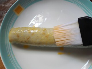 25、剩米饭紫薯泥卷,把鸡蛋液均匀的刷在饭卷上。