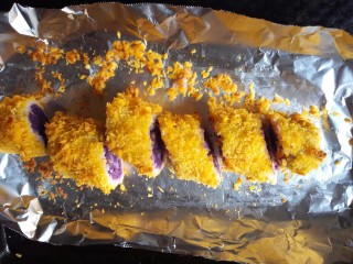 34、剩米饭紫薯泥卷,切成自己喜欢的大小。