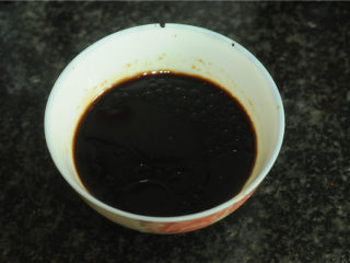 11、酸辣白菜帮,生抽1勺，老抽1勺，香醋2勺，水淀粉4勺，芝麻香油少许，盐适量，清水3勺，混合一起调成鱼香汁。