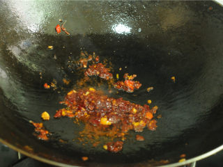 9、酸辣白菜帮,放入一勺烤肉酱炒出红油，提味增色