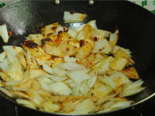 10、酸辣白菜帮,最后倒入白菜帮，大火翻炒