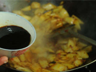 12、酸辣白菜帮,白菜断生之后倒入鱼香汁