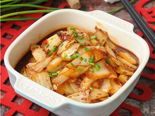 13、酸辣白菜帮,白菜断生之后翻炒均匀后撒入香葱即可出锅倒入鱼香汁