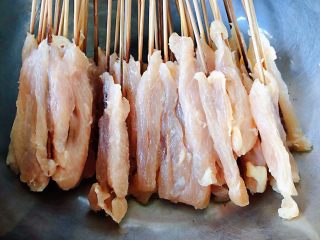 1、鸡肉串串香,新鲜的鸡胸脯肉洗净沥干水份切成薄一点的小条放入一品鲜酱油、蚝油、料酒、糖煨制半小时入味将肉条依次川成串备用