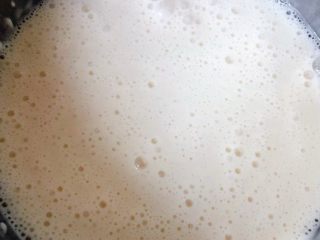 2、鸡肉串串香,面粉倒入啤酒搅拌成糊状